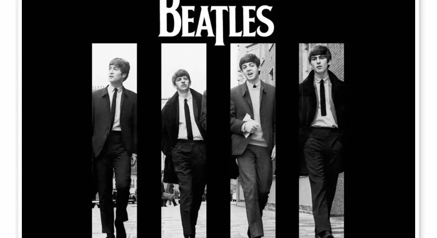 Les Beatles, parmi les 100 meilleurs groupes de rock de tous les temps, défilent en noir et blanc, costumes et cravates.