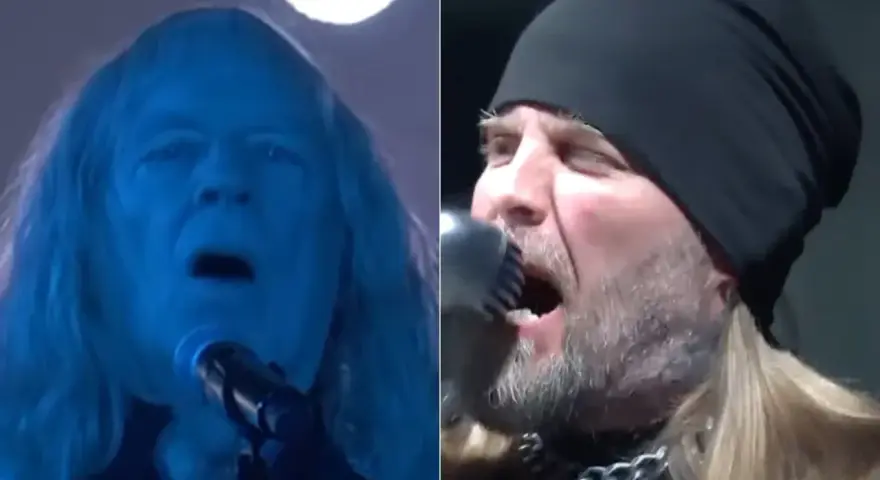 Deux chanteurs de Drowning Pool en pleine performance, l'un éclairé en bleu, l'autre avec un bonnet noir.