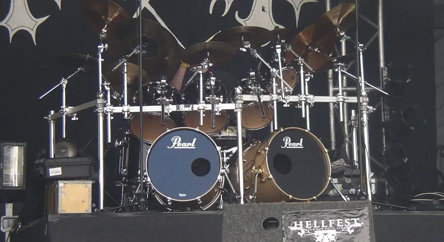 Batterie de scène avec le logo Hellfest. Jan Axel Blomberg, batteur de Mayhem, est prêt à jouer.