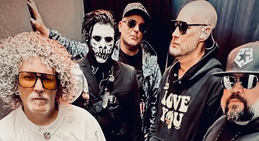 Les membres de Limp Bizkit posent ensemble, dont un avec un maquillage de squelette et un autre avec une chevelure afro.