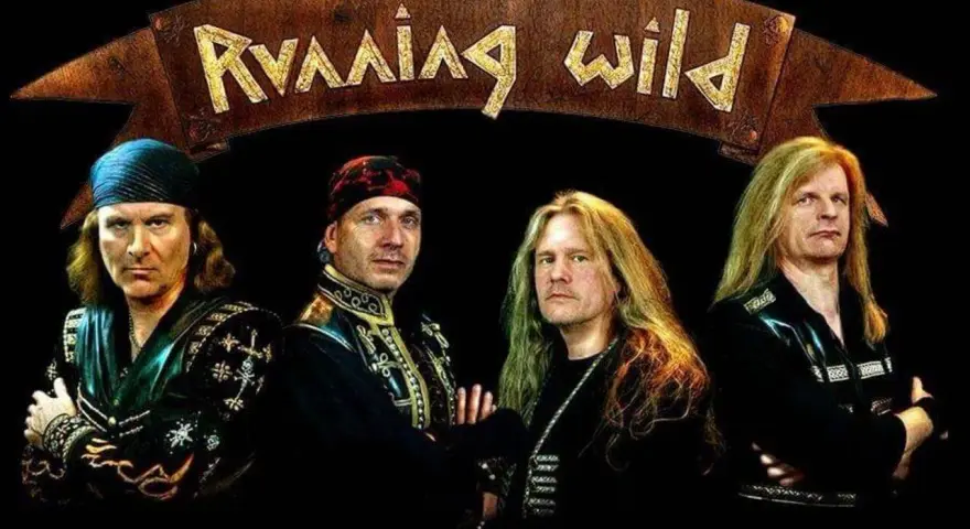 Quatre hommes aux cheveux longs, vêtus de tenues sombres et ornées, posent sous une bannière "Running Wild".