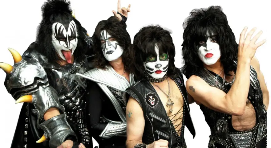 Les membres de KISS, avec leurs maquillages iconiques et leurs costumes flamboyants, posent pour une photo.