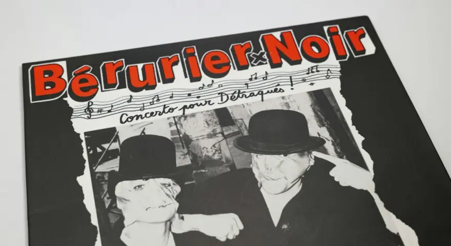 Bérurier Noir, "Concerto pour Dégraques" : deux hommes masqués et chapeautés, ambiance punk rock.