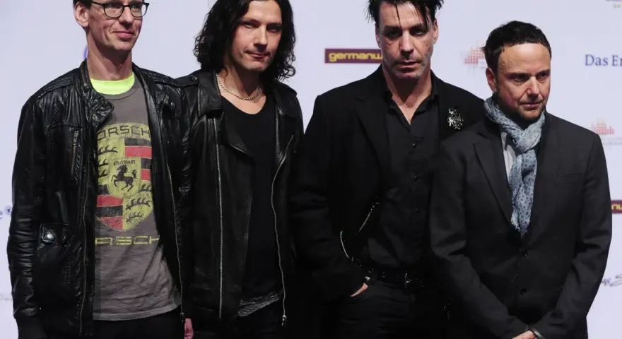Le groupe allemand des années 2000, Rammstein, pose sur le tapis rouge.