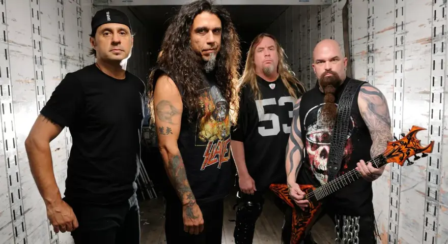 Les membres de Slayer posent ensemble, prêts à déchaîner leur son légendaire.