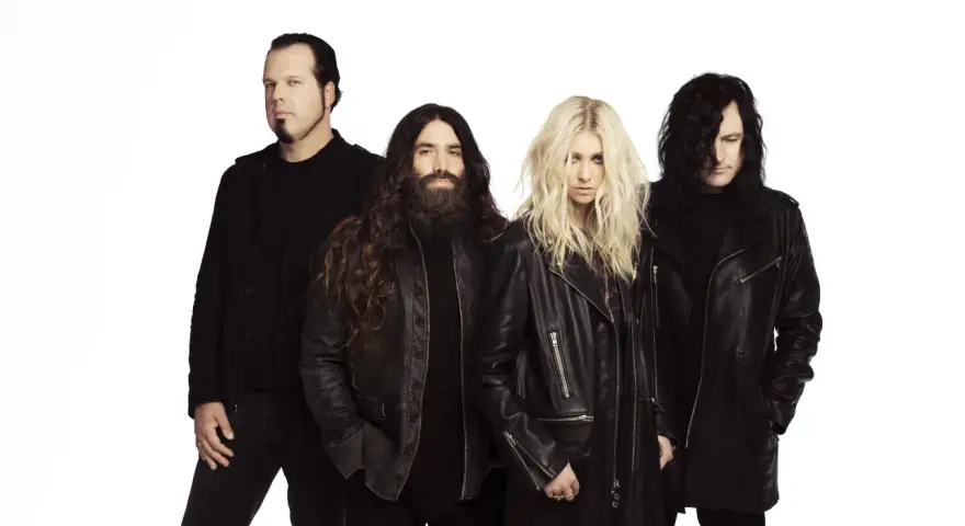 Les membres de The Pretty Reckless, un groupe de rock, posent ensemble sur fond blanc.