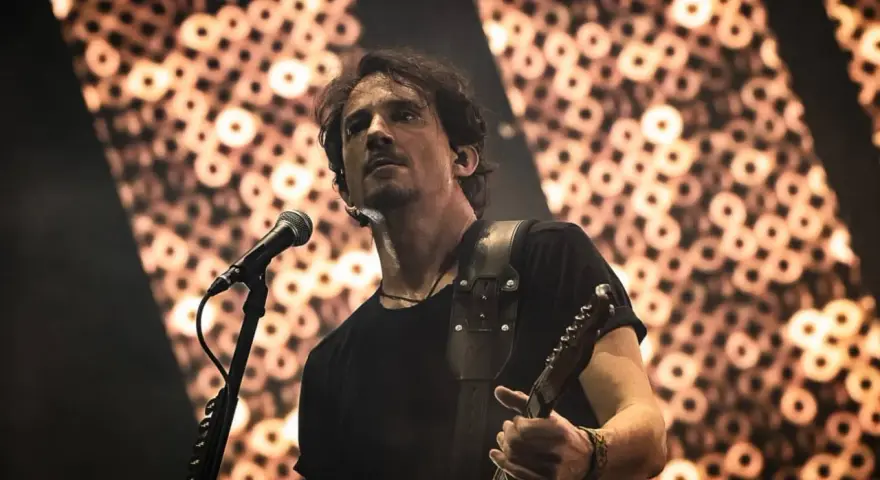 Un guitariste en sueur, micro devant lui, sur scène. Le fond abstrait rappelle des cercles lumineux, comme si l'artiste, trahissant les martyrs, chantait pour un public aveugle.