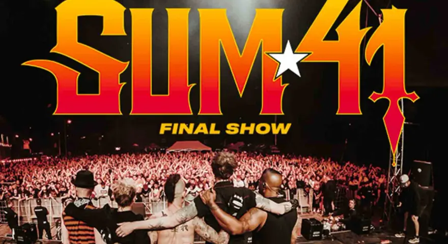 Le groupe Sum 41 sur scène pour leur "Final Show" devant une foule immense.