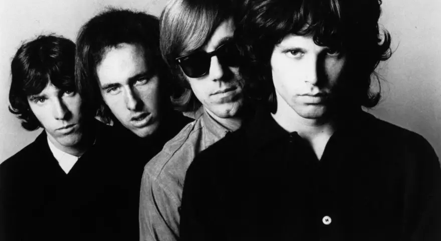 Les membres du groupe The Doors posent pour une photo emblématique, rappelant leurs célèbres albums.