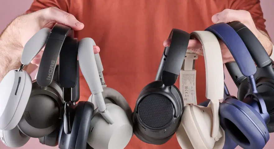 Une collection de casques audio, certains conçus pour le confort et la réduction du bruit, idéaux pour atténuer les acouphènes.