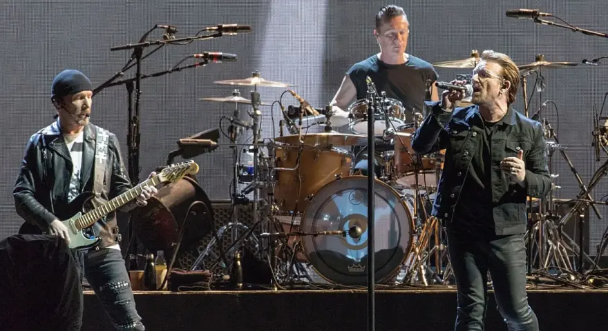 U2 sur scène, The Edge à la guitare, Bono au micro, Larry Mullen Jr. à la batterie. Un concert mémorable, comme un Joshua Tree.