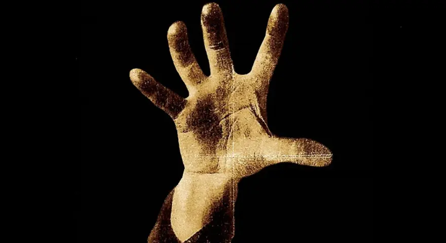 Main de System of a Down, emblème iconique de leur album "Toxicity".