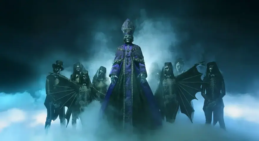 Le groupe Ghost, dans une ambiance brumeuse, entoure un personnage central en robe violette. L'album "Ghost" est évoqué par cette scène macabre.
