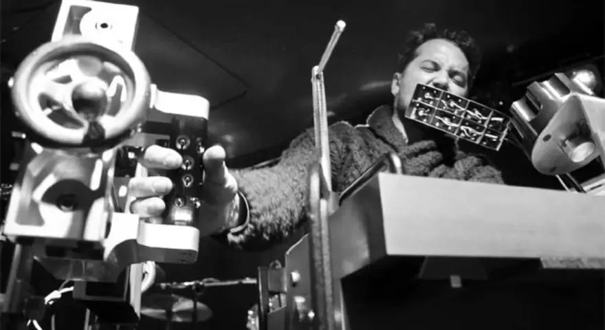 L'auteur, un musicien, joue d'un instrument étrange, tel un punisher sonore, manipulant des machines complexes.