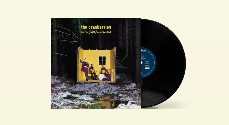Pochette de l'album "To the Faithful Departed" de The Cranberries, avec un vinyle noir à côté. Le groupe pose dans une structure jaune au milieu d'une forêt enneigée.