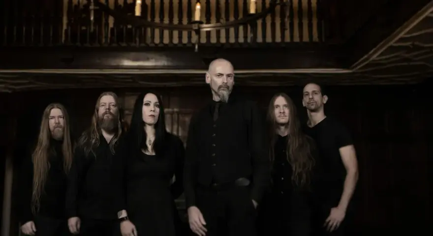 Cinq musiciens en tenue sombre, ambiance gothique, comme un groupe nommé "my dying bride".