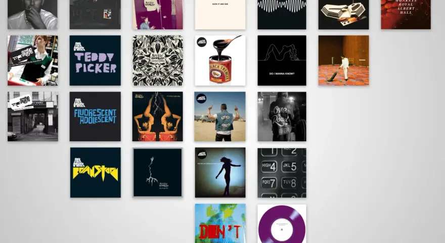 Collection de pochettes d'albums des Arctic Monkeys, incluant "Whatever People Say I Am, That's What I'm Not" et "AM".