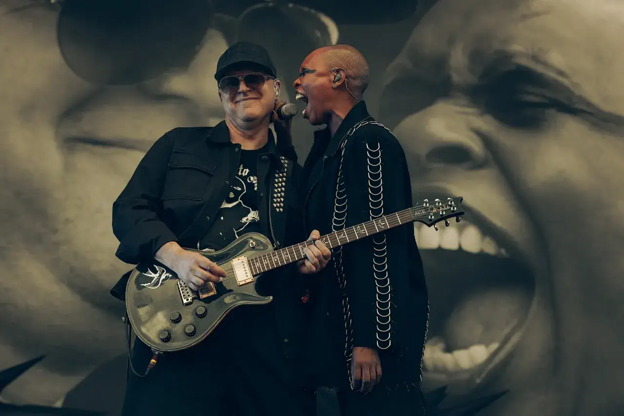 Skunk Anansie en scène : la chanteuse aux cris puissants et le guitariste concentré.