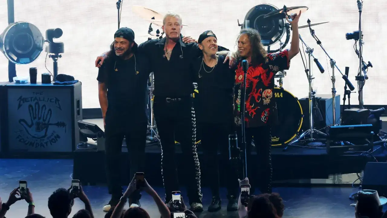 Les membres de Metallica, unis sur sc&egrave;ne, c&eacute;l&egrave;brent leur h&eacute;ritage musical.