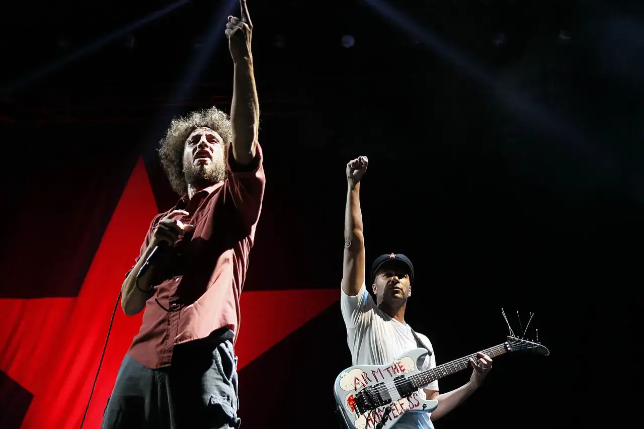 Zack de la Rocha et Tom Morello de Rage Against the Machine sur scène, rappelant l'énergie de leurs albums.