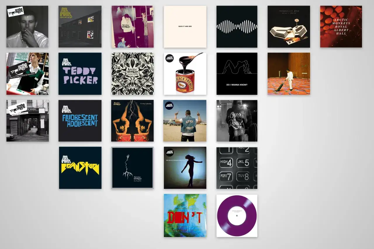 Collection de pochettes d'albums des Arctic Monkeys, allant de leurs d&eacute;buts &agrave; leurs &oelig;uvres plus r&eacute;centes.