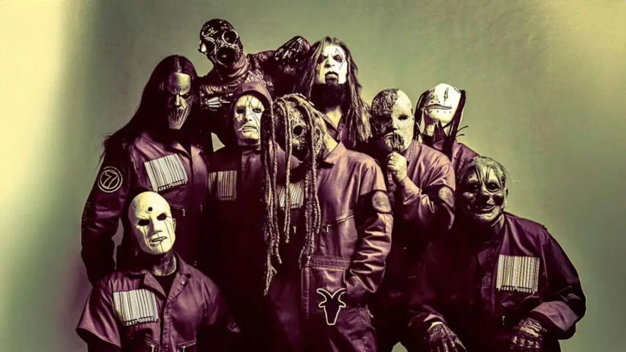 Les membres de Slipknot, masqués et en combinaison, posent ensemble.