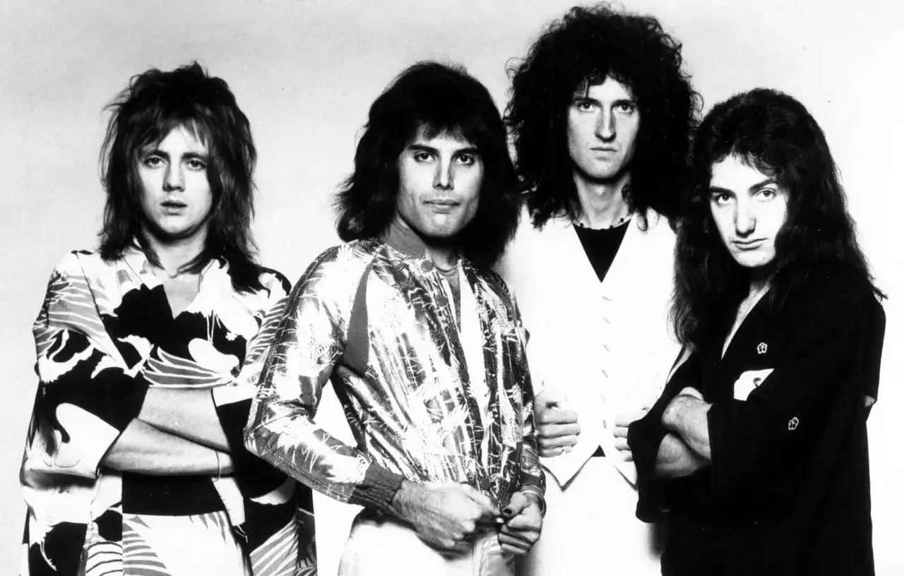 Les membres de Queen, Freddie Mercury, Brian May, Roger Taylor et John Deacon, posent pour une photo emblématique.