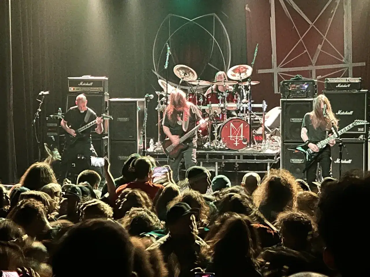 Concert de death metal, le groupe Cattle Decapitation sur scène, la foule en délire.