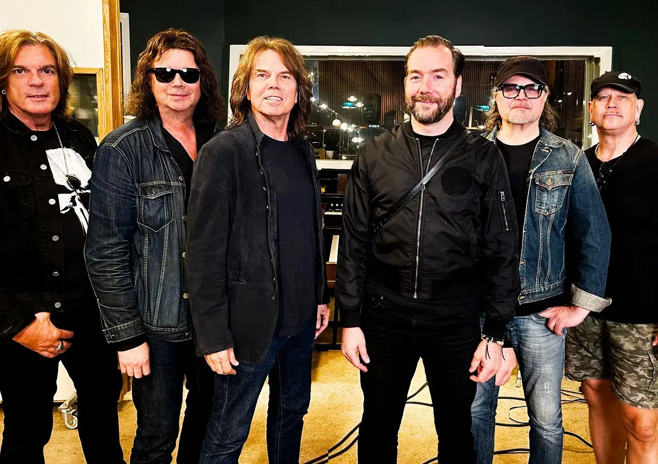 Les membres du groupe Europe posent ensemble dans un studio.