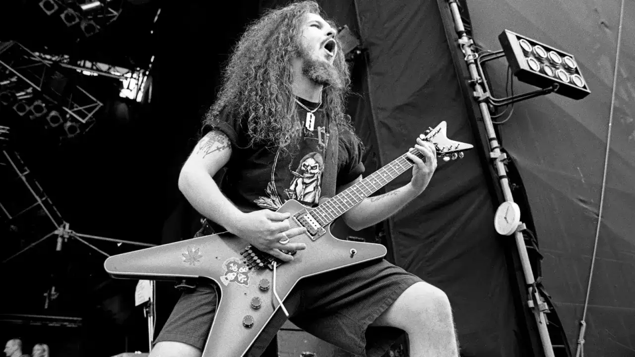 Guitariste de Pantera en plein solo, rappelant l'énergie brute de leurs albums.