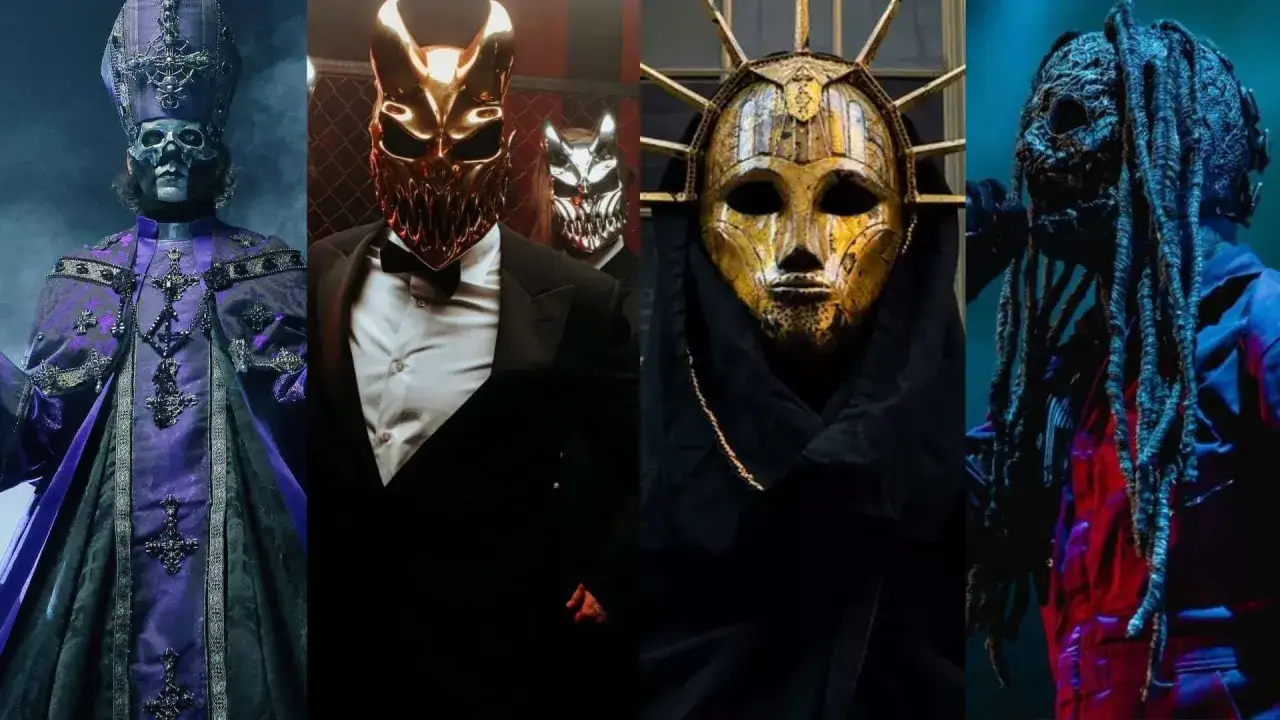 Quatre membres d'un groupe metal masqué, arborant des costumes et des masques distinctifs, prêts à monter sur scène.