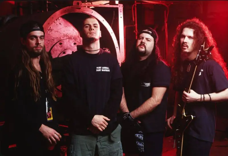 Les membres de Pantera posent ensemble, prêts à faire trembler les murs avec leur musique.