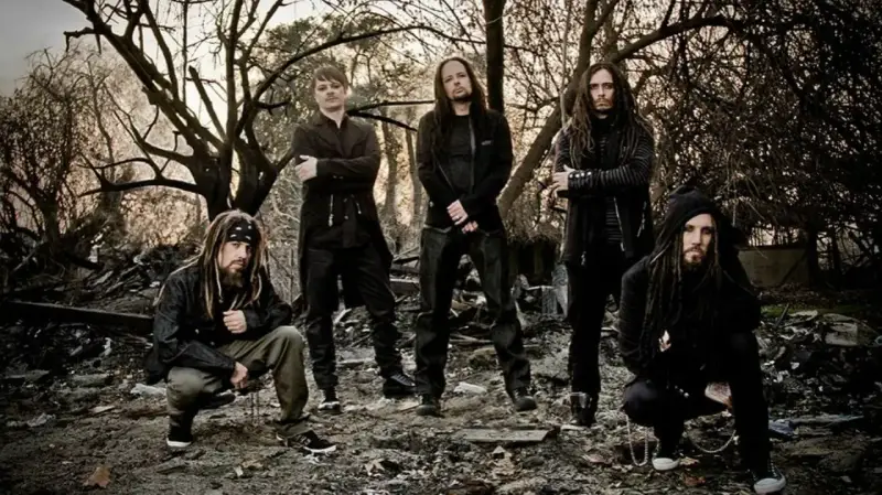 Le groupe Korn pose dans un décor post-apocalyptique. Malgré l'ambiance sombre, leur vie est "korn life is peachy".